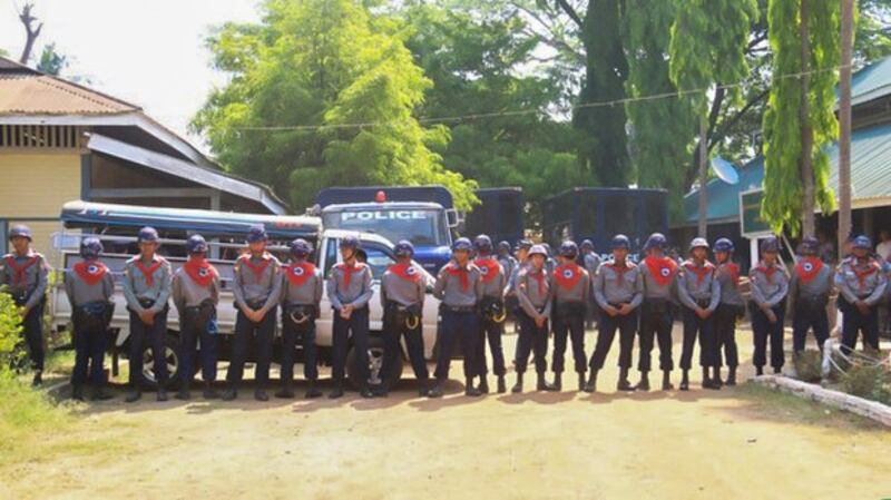 Police security forces guard Tharrawaddy Prison on Aug. 4, 2015. Credit: RFA