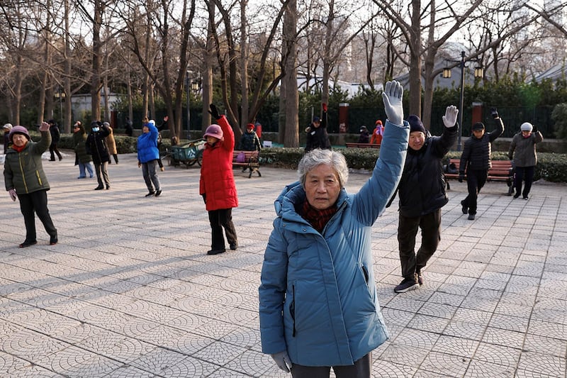 2024年1月16日，北京的老年人在公园里跳舞。（路透社）