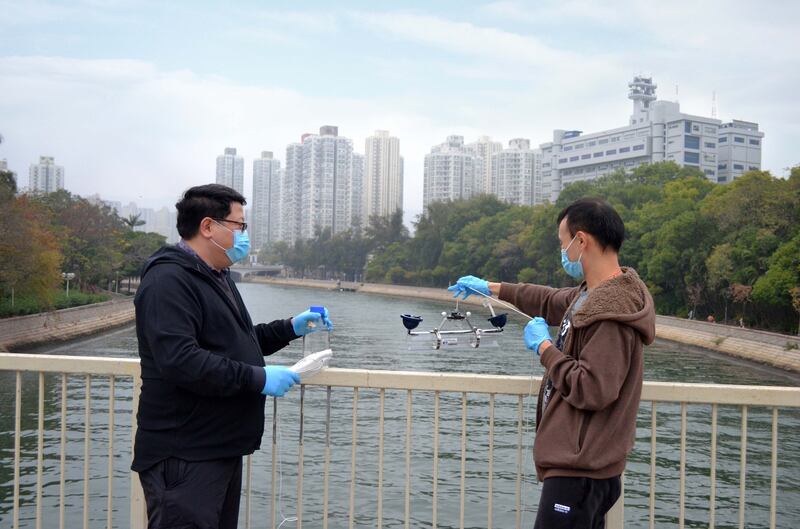 香港城市大学海洋污染国家重点实验室主任梁美仪（左）和博士后研究员赖荣盛参与全球河川研究项目，香港河川药物污染严重。（香港城市大学提供）