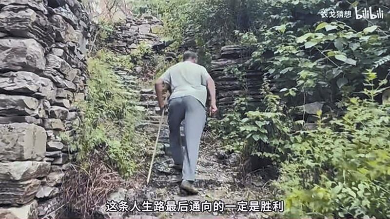 “二舅”讲述一名66岁的残疾男子，自小钻研木工、电工，还领养一名弃婴的传奇人生。（网络图片/古亭提供）