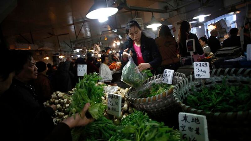 上海的一个蔬菜摊（美联社资料图）