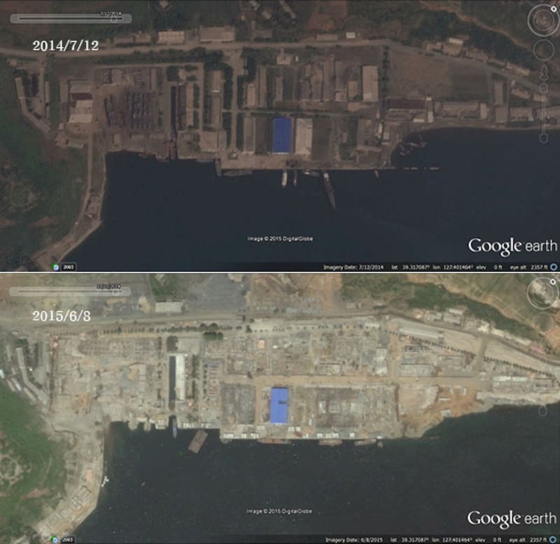 해군 제597부대 산하 10월 3일 공장의 변화. 김정은 국방위원회 제1위원장이 지난 2월 이곳을 현지지도하며 지식경제시대에 걸맞는 현대화를 주문한 바 있다. 이후 옛 공장과 시설을 철거하고 새 공장과 시설 등을 건설하고 있다(2015년 6월 8일 ). 사진- 구글 어스 캡쳐/ 커티스 멜빈 제공 