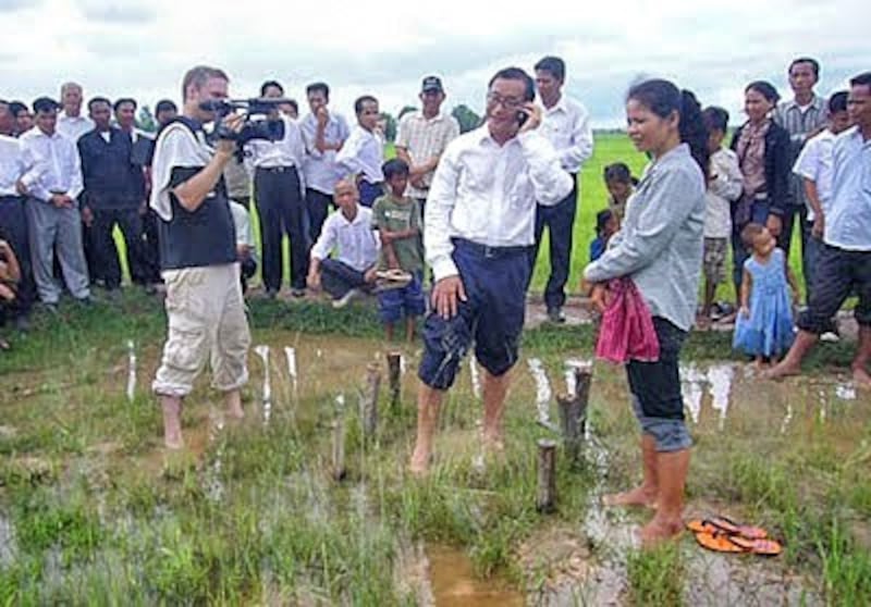 Lãnh tụ Sam Rainsy đứng tại cột mốc biên giới tạm số 185 tại xóm Kbal Kandal, xã Samrong, huyện Chanhtrea, tỉnh Svay Riêng chuẩn bị cho nhổ cột mốc hồi tháng 5, 2009