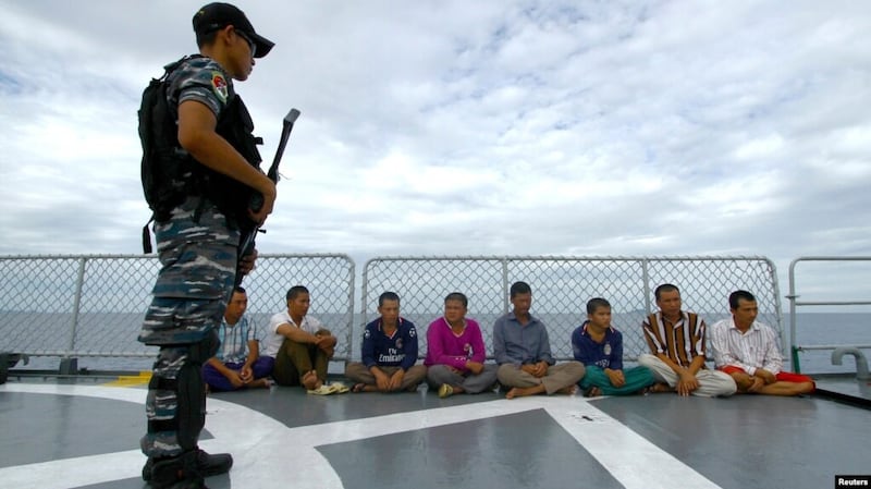 Viet fishermen Indonesia.jpg