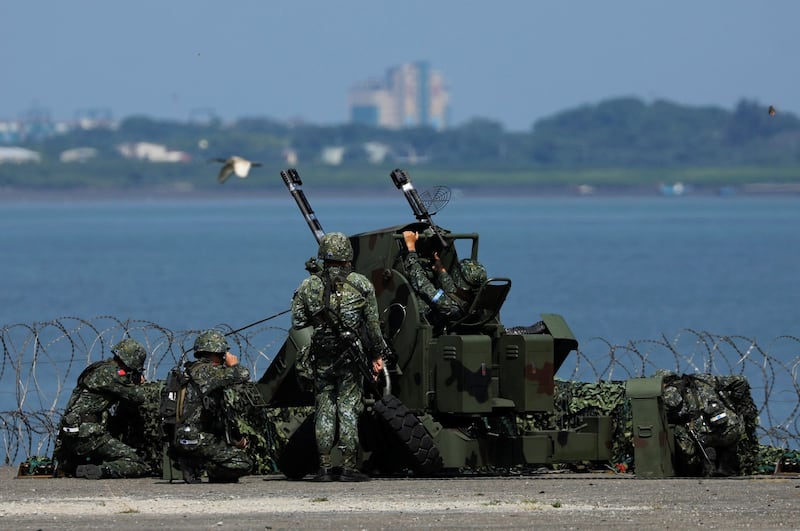 2018-06-05T025517Z_1006592910_RC1D0F97D0A0_RTRMADP_3_TAIWAN-MILITARY-DRILL.JPG