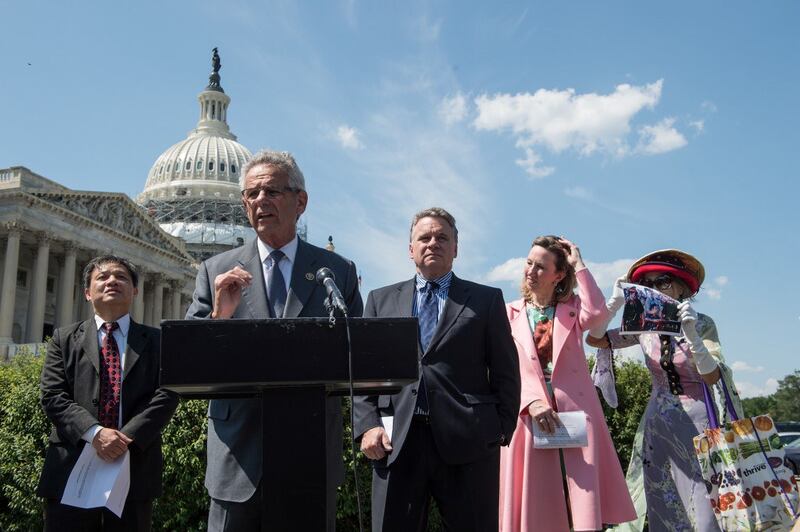 Dân biểu Alan Lowenthal vận động cho nhân quyền Việt Nam tại Thủ đô Washington, D.C hôm 24/5/2016.