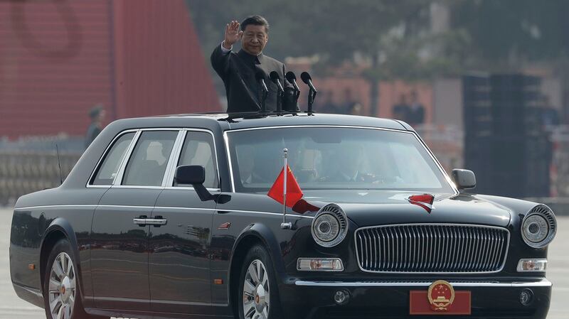 中国国家主席习近平在庆祝建国70周年阅兵式上检阅军队。（美联社）