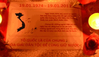 Ngày 19 tháng Giêng năm 2013, một nhóm các bạn trẻ tại miền Bắc âm thầm bày tỏ lòng biết ơn 74 chiến sĩ VNCH đã hy sinh vào 39 năm về trước để bảo vệ quần đảo Hoàng Sa. Photo courtesy of Dân Làm Báo.