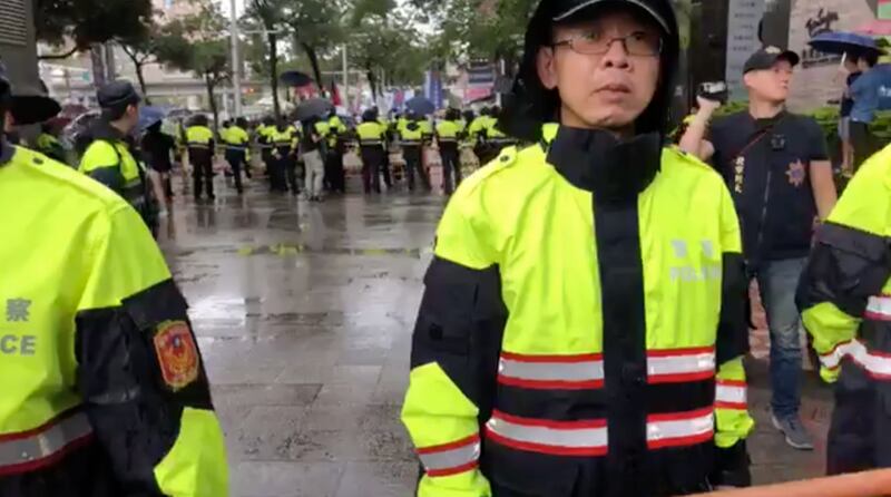 派团体抗议台湾撑港游行。警方以人墙隔开抗议团体。（记者夏小华摄）