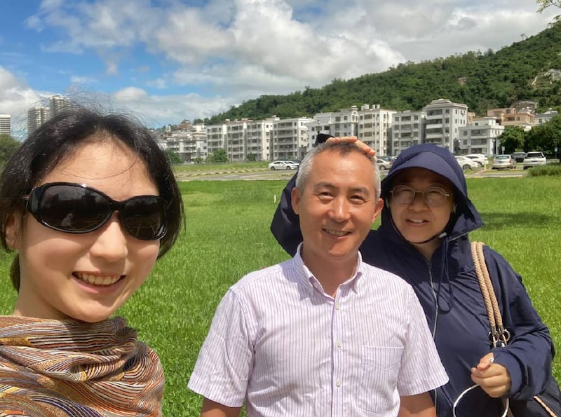 律师李和平和妻子王峭岭和女儿（左）合影。（王峭岭独家提供，拍摄日期不详）