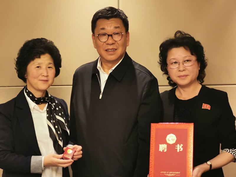 중국의 민간연구소인 ‘차하얼학회'의 한팡밍 학회장이 북한 김일성종합대학 조선어연구실 소속 배광희, 양옥주 교수에게 수석연구원 임명장을 전달했다. 