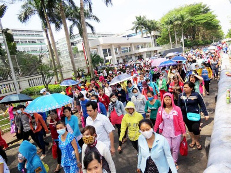 Hàng chục ngàn công nhân công ty PouYuen Việt Nam ở Quận Bình Tân TPHCM, bắt đầu đình công từ hôm 26/03/2015 để phản đối việc thay đổi luật BHXH.