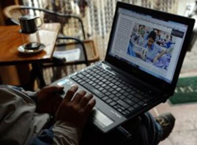 Người dân sử dụng internet tại các quán cà phê vỉa hè Hà Nội. Ảnh chụp hôm 15/1/2013. AFP photo