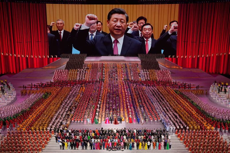 2021 年 6 月 28 日，在北京举行的中国共产党成立 100 周年庆典之前，习近平带领其他高级官员在屏幕上向党宣誓。 （美联社）