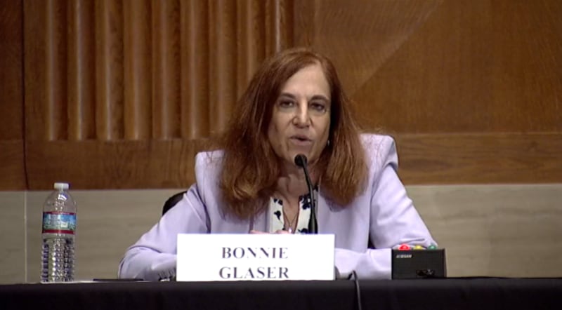 美国华盛顿智库德国马歇尔基金会亚洲计划主任葛来仪（Bonnie Glaser）在听证会作证时表示，俄罗斯入侵乌克兰的举动提高了台湾人对抗中国的意识，而美国应该持续加强台湾的自卫能力、协助国防改革，加速台湾进步，并帮助台湾重新审视目前的国防能力及需求，同时持续对台军售。（视频截图）