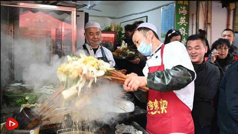 有关天水麻辣烫的内容越来越多，截至3月16日傍晚，中国各大短视频平台上相关话题的累计播放量超过32亿次。(央视网视频截图)