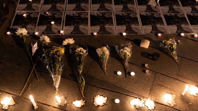 香港中文大学民主女神像被拆后，中大师生在女神像原址空地上放下鲜花、点上烛光悼念。(AFP)