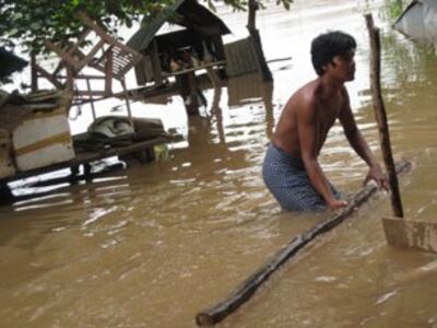 Người dân vùng lũ lụt ở Kampong Chhnang đang tu sửa những mái che tạm bợ. Photo Quốc Việt RFA 