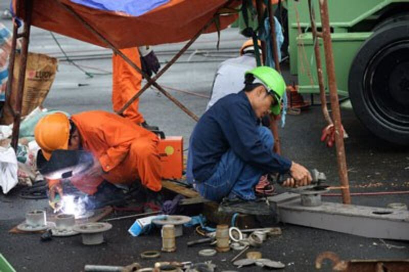 Người lao động Việt Nam làm việc tại cảng nhà máy thép Formosa, tỉnh Hà Tĩnh hôm 4/12/2015. AFP photo