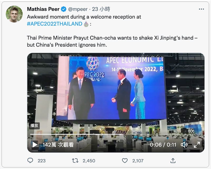 德国《商报》记者Mathias Peer在推特发文说，在APEC欢迎招待会上的尴尬时刻，泰国总理巴育想和习近平握手——但中国国家主席不理会他。巴育还尴尬地摸摸鼻子后离开。（Mathias Peer推特/夏小华提供）