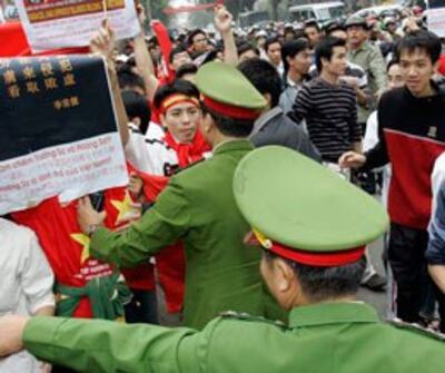 Công an Hà Nội ngăn cản người dân biểu tình chống Trung Quốc. AFP