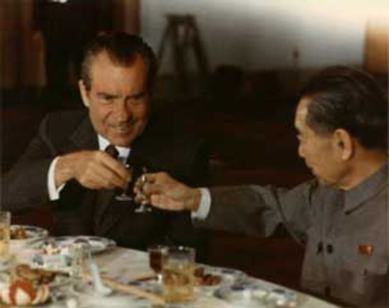 Tổng thống Hoa Kỳ Richard Nixon và Thủ tướng Trung Quốc Chu Ân Lai tại Bắc Kinh hôm 25-2-1972. Photo courtesy National Archives & Records Administration.