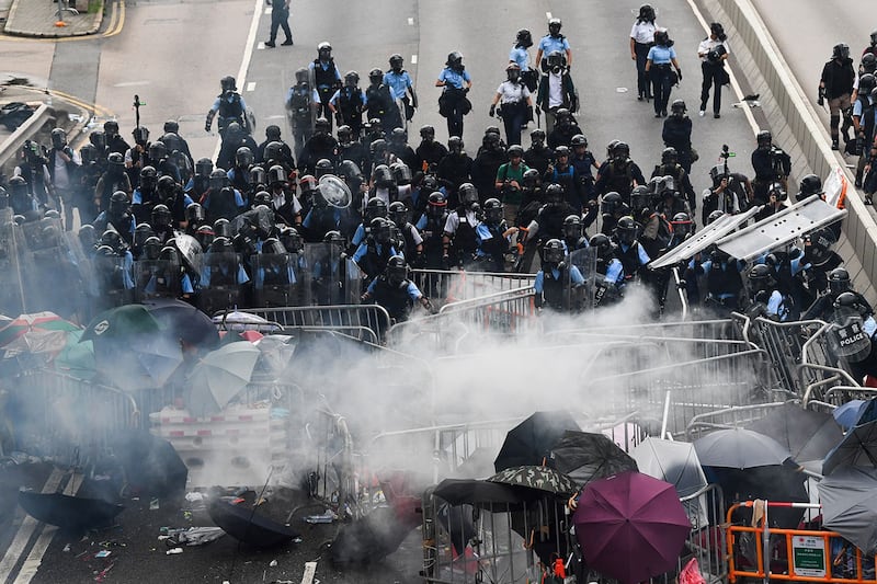 2019年6月12日，香港立法会外防暴警察对示威者发射催泪弹。（法新社）