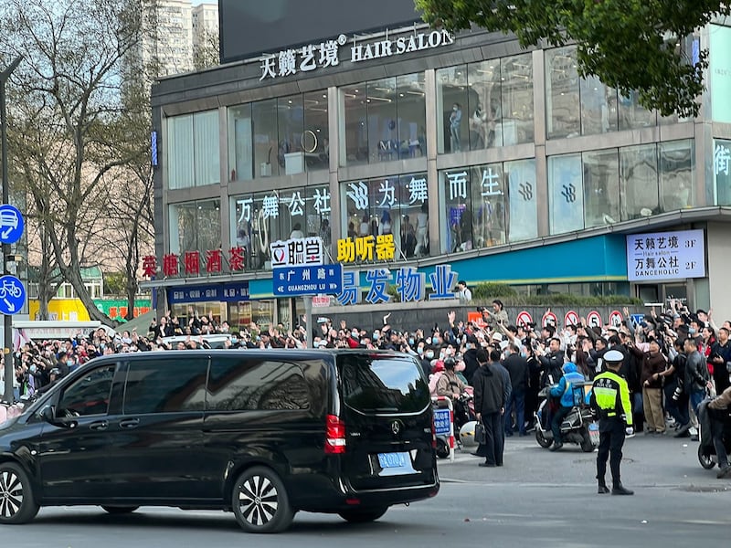 台湾前总统马英九28日日在南京所到之处吸引民众围观｡(马英九办公室提供)