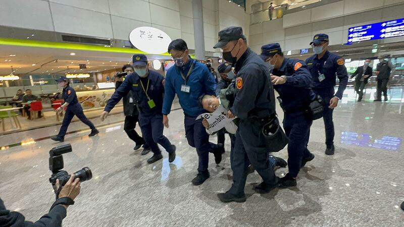 台湾前总统马英九7日结束中国访问十二天行程，返抵台湾桃园国际机场，遭到独派人士抗议。（记者夏小华摄）