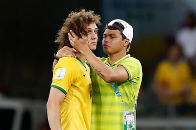 Hậu vệ đội Brazil Thiago Silva (phải) an ủi cầu thủ David Luiz sau trận Brazil thua Đức 1-7 ở vòng bán kết World Cup 2014 trên Sân vận động Mineirao ở Belo Horizonte vào ngày 8 tháng 7 năm 2014.