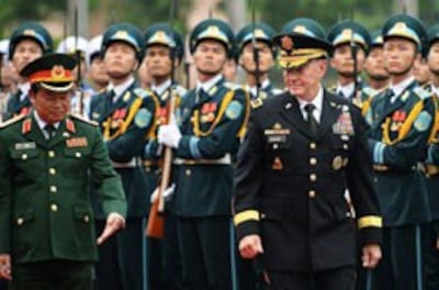 Chủ tịch Hội đồng tham mưu trưởng Mỹ, Tướng Martin Dempsey và Tổng tham mưu trưởng quân độ nhân dân Việt Nam, Trung tướng Đỗ Bá Tỵ duyệt hàng quân danh dự tại Bộ Quốc phòng Hà Nội vào ngày 14 tháng 8 năm 2014. AFP photo