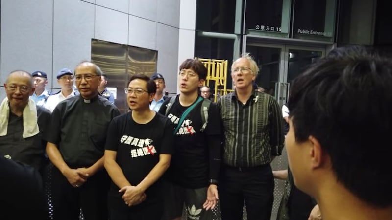 天主教香港教区多次发主声明，要求政府撤回条例，5月17日，宗座署理汤汉枢机向全港堂区下达指示，请堂区在本周各台弥撒，呼吁教友为香港因政府修订“逃犯条例”引致的恐慌和撕裂，以及市民的安全和自由祈祷。图为反送中示威诗歌颂唱。（视频截图）