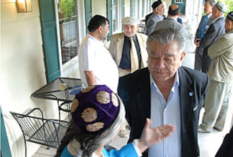 uighur_talking_rebiya305.jpg