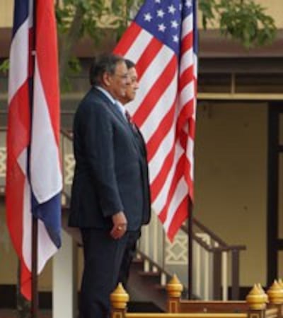 Bộ trưởng bộ quốc phòng Hoa Kỳ, Leon Panetta và Bộ trưởng Bộ Quốc phòng Thái Lan, Sukampol Suwannathat tại Bangkok, Thái Lan hôm 15-11-2012. RFA PHOTO.