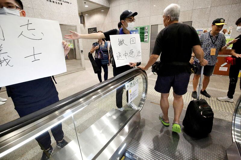 2019年6月24日，反引渡法案抗议者占据香港税务大楼。（路透社）