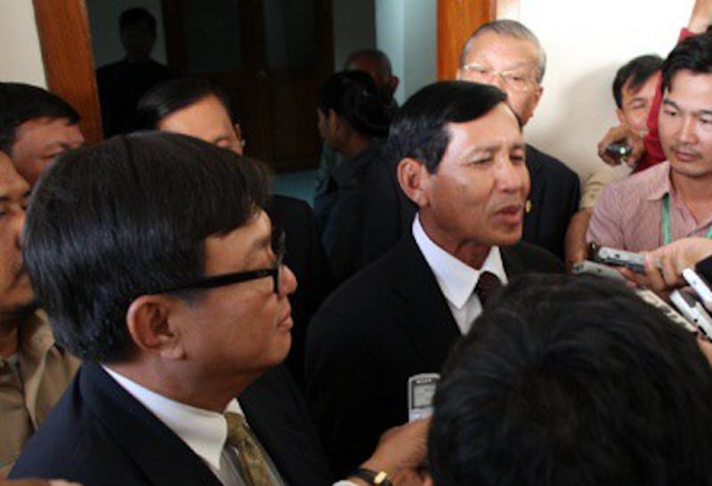 CNRP's Son Chhay (l) and the CPP's Prum Sokha (r) speak to reporters after talksheld at the National Assembly building, Aug. 20, 2013. Photo credit: RFA. 