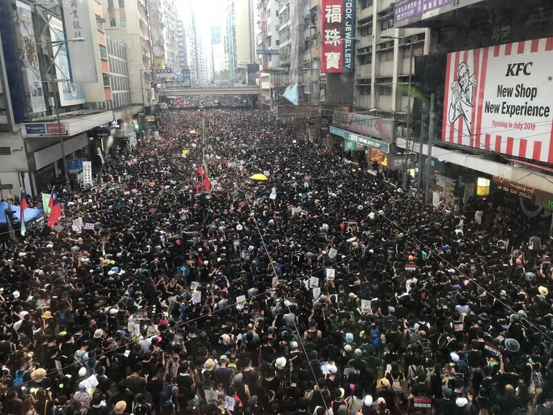 2019年6月16日，香港数以万计的市民示威大游行，要求香港领导人下台，并撤回引渡法案。（本台记者摄）