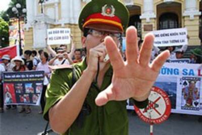 Công an ngăn cản các nhà báo chụp hình. AFP photo