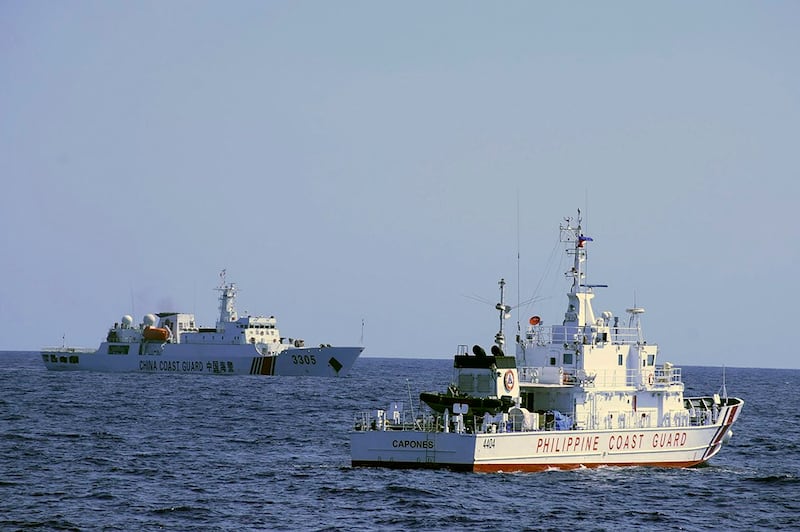 中国海警与越南海岸防卫队的舰艇三月份在黄岩岛附近海域对峙 (美联社图片)