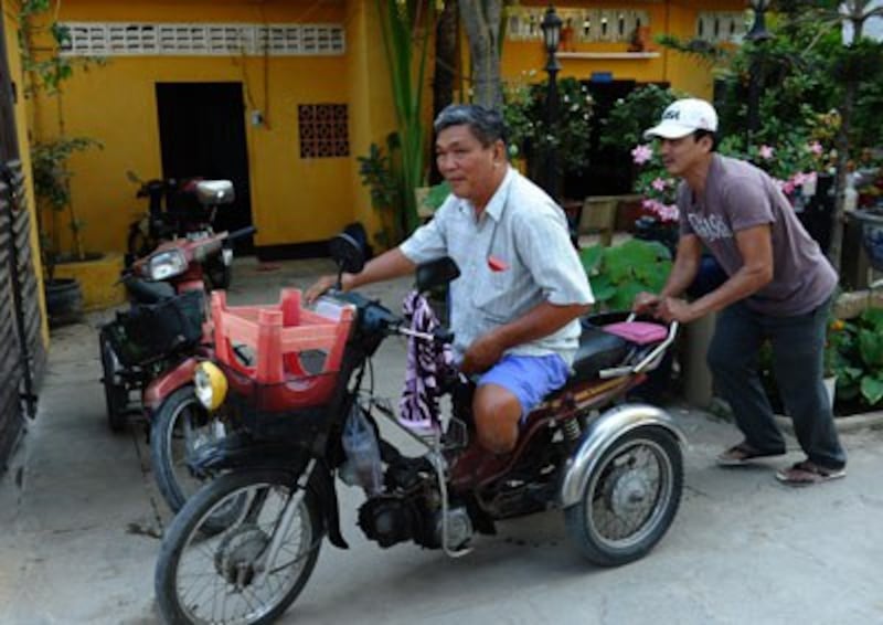 Một thương phế binh VNCH sau buổi nhận tiền từ thiện tại chùa Liên Trì, TPHCM hôm 9/4/2015. AFP PHOTO.