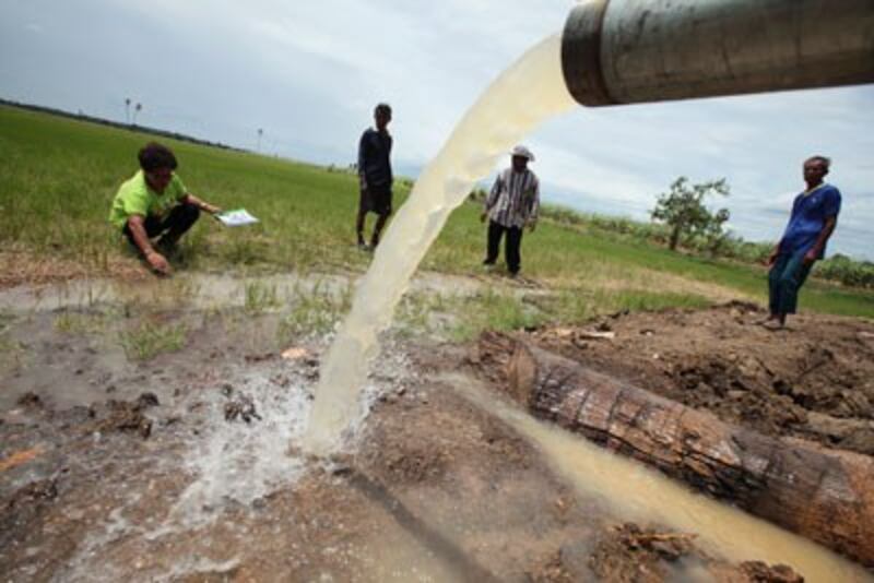 Bơm nước cho một cánh đồng khô hạn. AFP photo