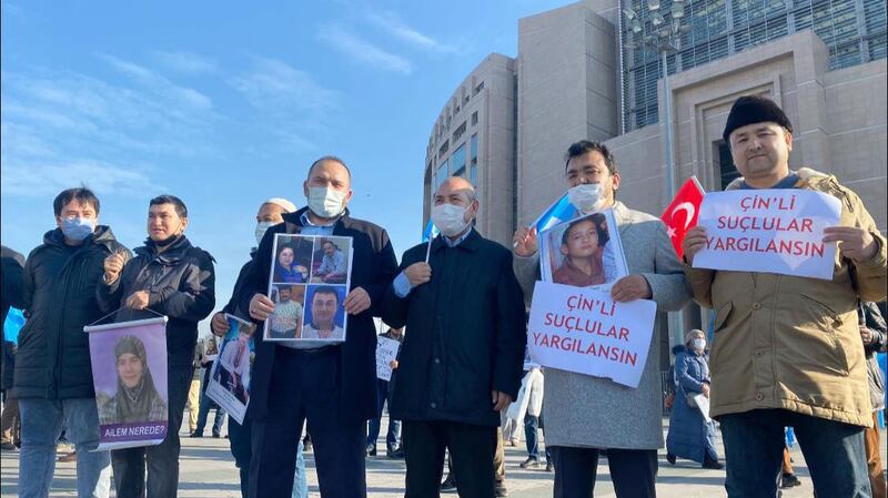 多名土耳其律师组成的东突厥斯坦案律师团队，接受9名土耳其公民在内共16人委托，为116名中国新疆政策受害者，4日向土耳其伊斯坦堡布尔首席检察院提出刑事诉讼，状告中国国家主席习近平等112名中国官员涉犯种族灭绝、酷刑等反人类罪。（Megfira Emin脸书）