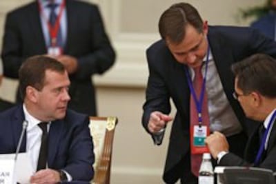 Từ trái sang: Thủ tướng Dmitry Medvedev, Phó Bộ trưởng Công nghiệp và Thương mại Yury Slyusar tại một cuộc họp của Hội đồng kinh tế tối cao Á-Âu tại Kazakhstan hôm 25/9/2013. Ảnh minh họa. AFP 