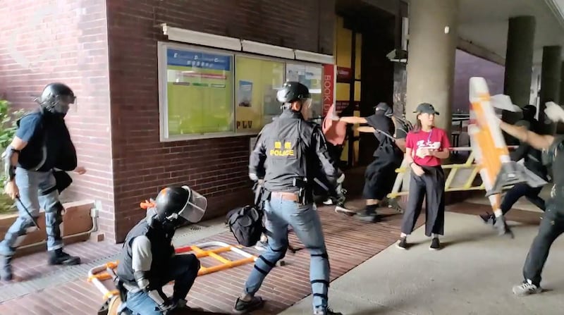 2019年11月11日，防暴警察攻入香港理工大学校园内，抓捕示威者。（路透社）