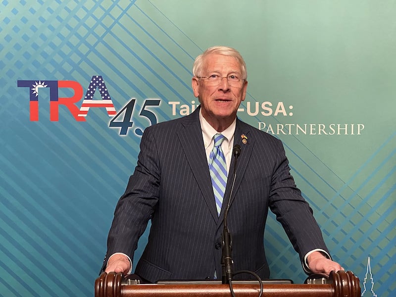 美国联邦参院军事委员会首席议员罗杰·威克（Roger Wicker, R-MS）在酒会上致辞。（记者凯迪摄影）