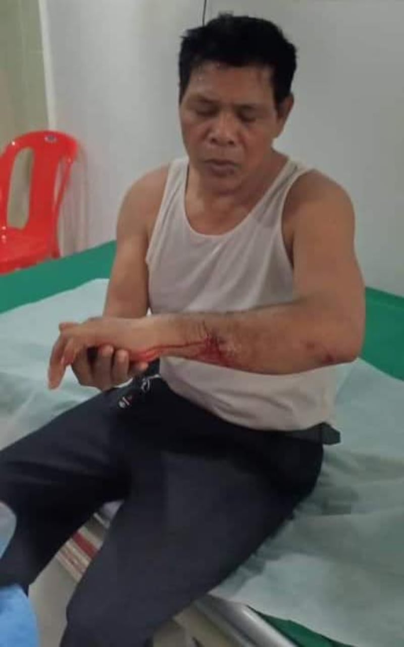 Sin Bona arrives at a hospital for treatment after being attacked by unknown assailants in Phnom Penh, Sept. 25, 2019. Credit: Bona Sophea