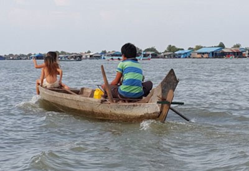 Nhà nổi của người Việt tại tỉnh Kampong Chhnang đã di dời khỏi nơi neo đậu sang vị trí mới. RFA PHOTO/Sơn Trung.