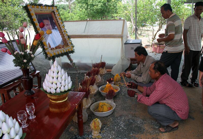 ប្រជា​ពលរដ្ឋ​ជិត​ឆ្ងាយ​បន្ត​ទៅ​គោរព​វិញ្ញាណក្ខន្ធ​បណ្ឌិត កែម ឡី នៅ​ភូមិ​អង្គតាកុប ឃុំ​លាយបូរ ស្រុក​ត្រាំកក់ ខេត្ត​តាកែវ កាល​ពី​ថ្ងៃ​ទី​២៧ ខែ​កញ្ញា ឆ្នាំ​២០១៦។