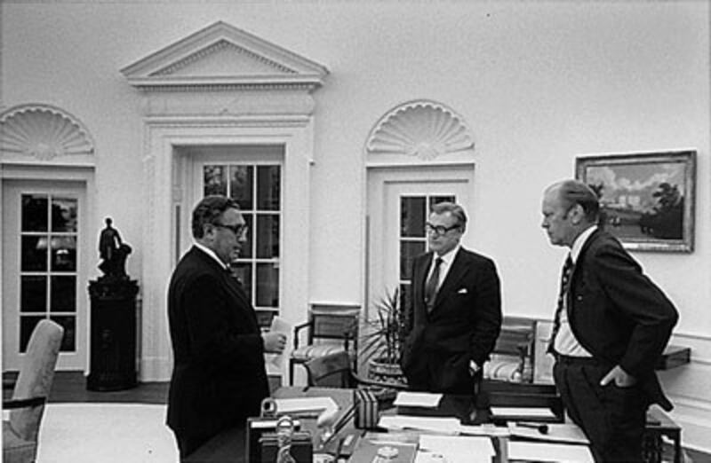 Tổng thống Mỹ Gerald Ford, Ngoại trưởng Mỹ Henry Kissinger và Phó Tổng thống Nelson Rockefeller thảo luận tại Nhà Trắng ở Washington, DC về việc di tản Sài Gòn ngày 28 tháng 4 năm 1975. AFP photo