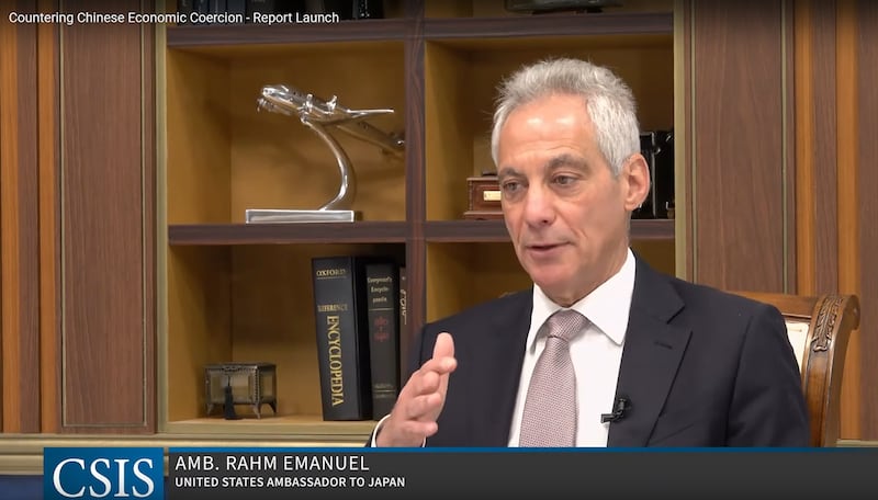 美国驻日本大使伊曼纽尔（Rahm Emanuel）在报告发布的研讨会上表示，"胁迫是以经济手段，企图达成政治目的"。（视频截图/CSIS）